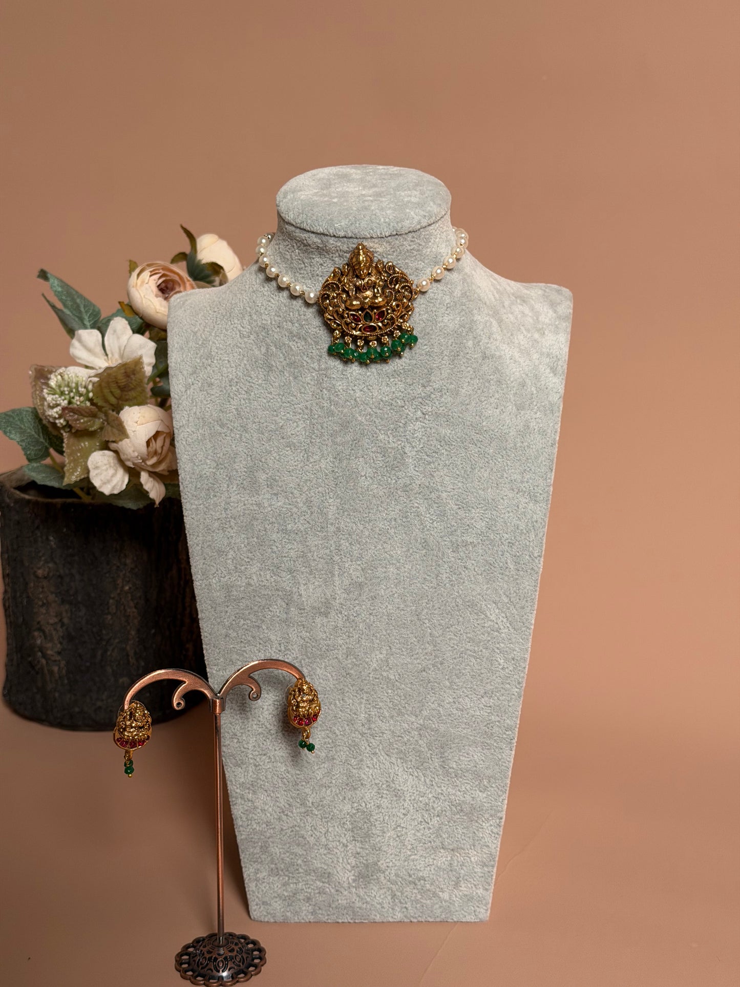Single pearl chain with Lakshmi pendant KLJ07