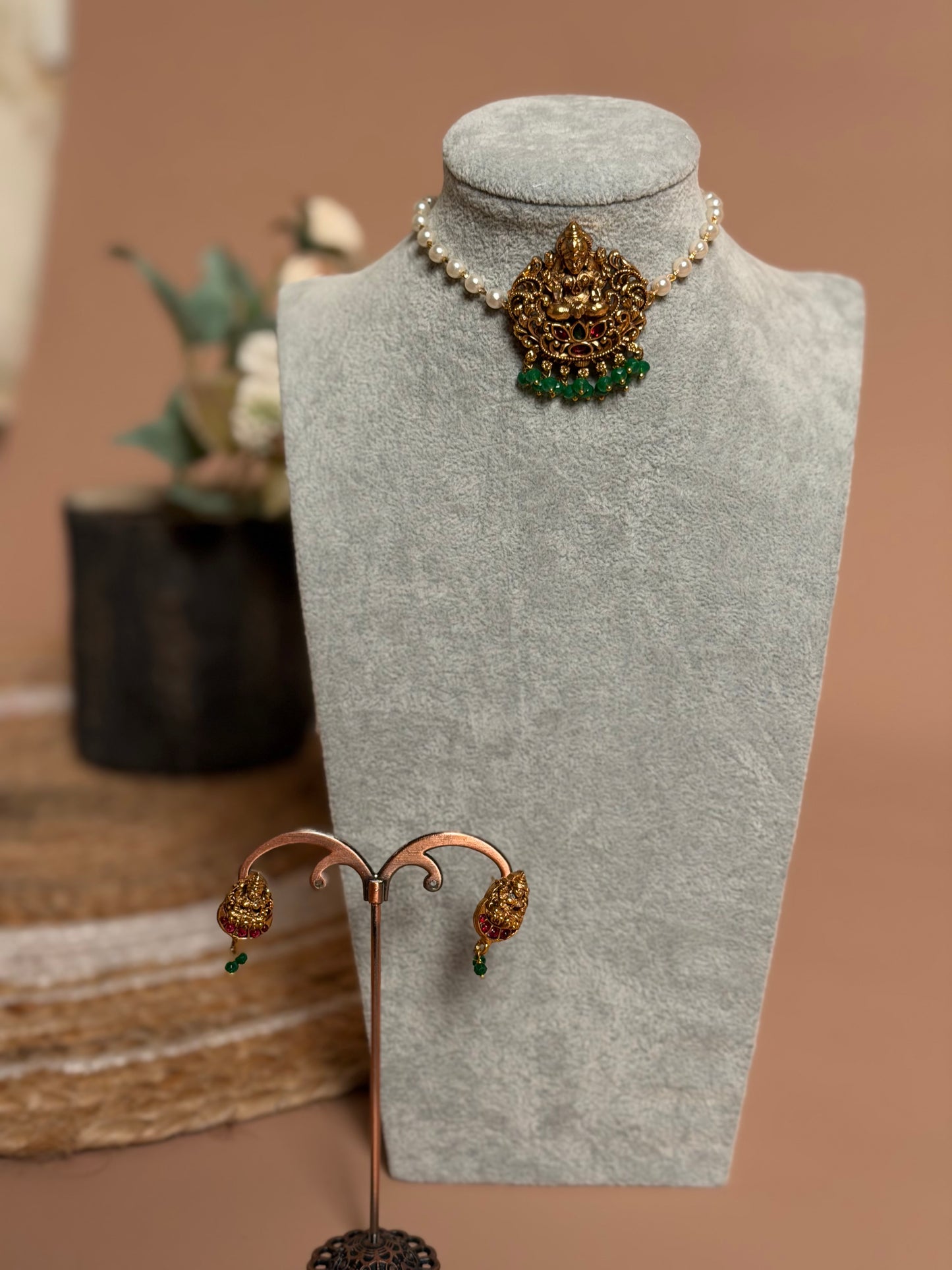 Single pearl chain with Lakshmi pendant KLJ07