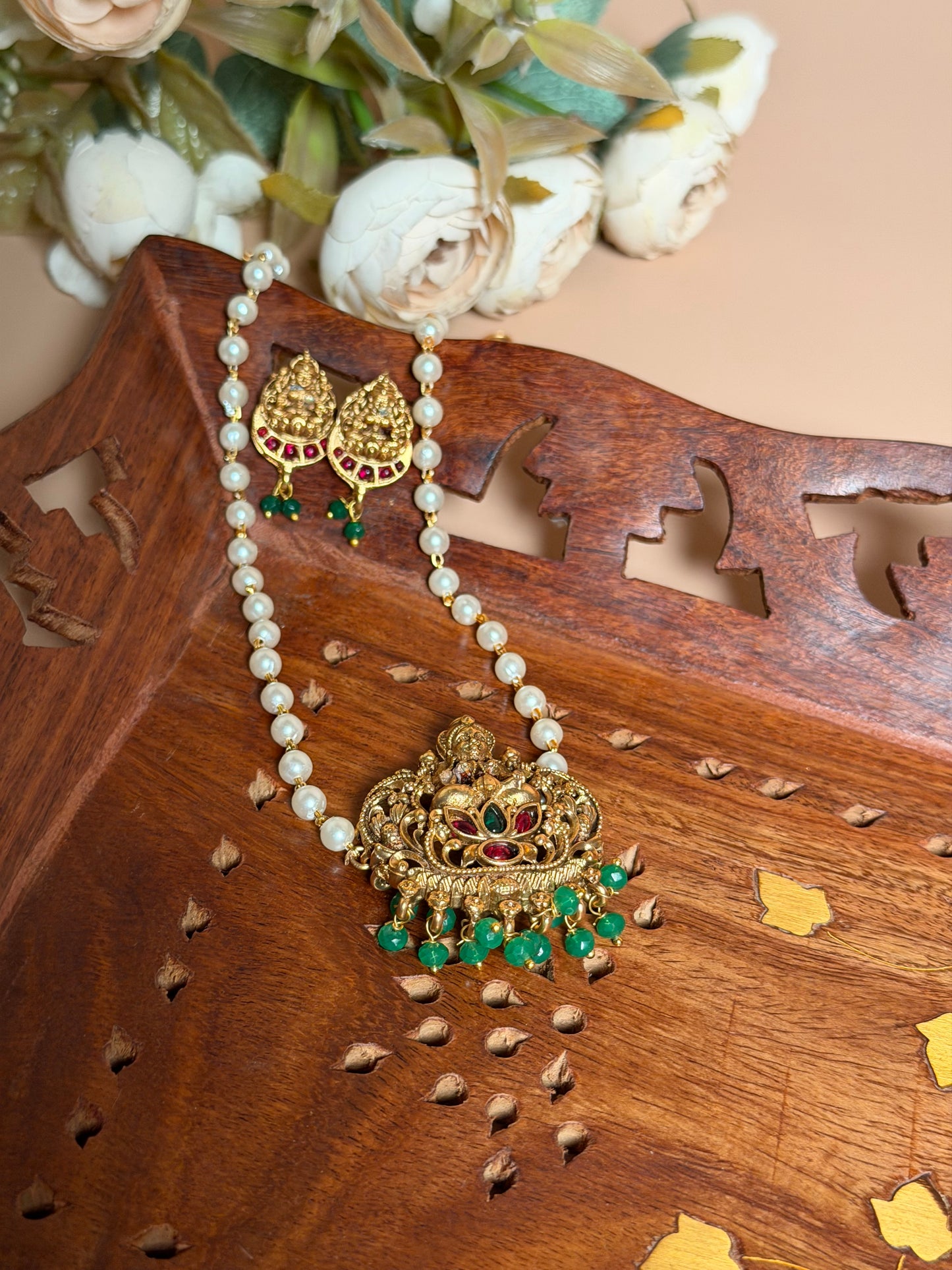 Single pearl chain with Lakshmi pendant KLJ07