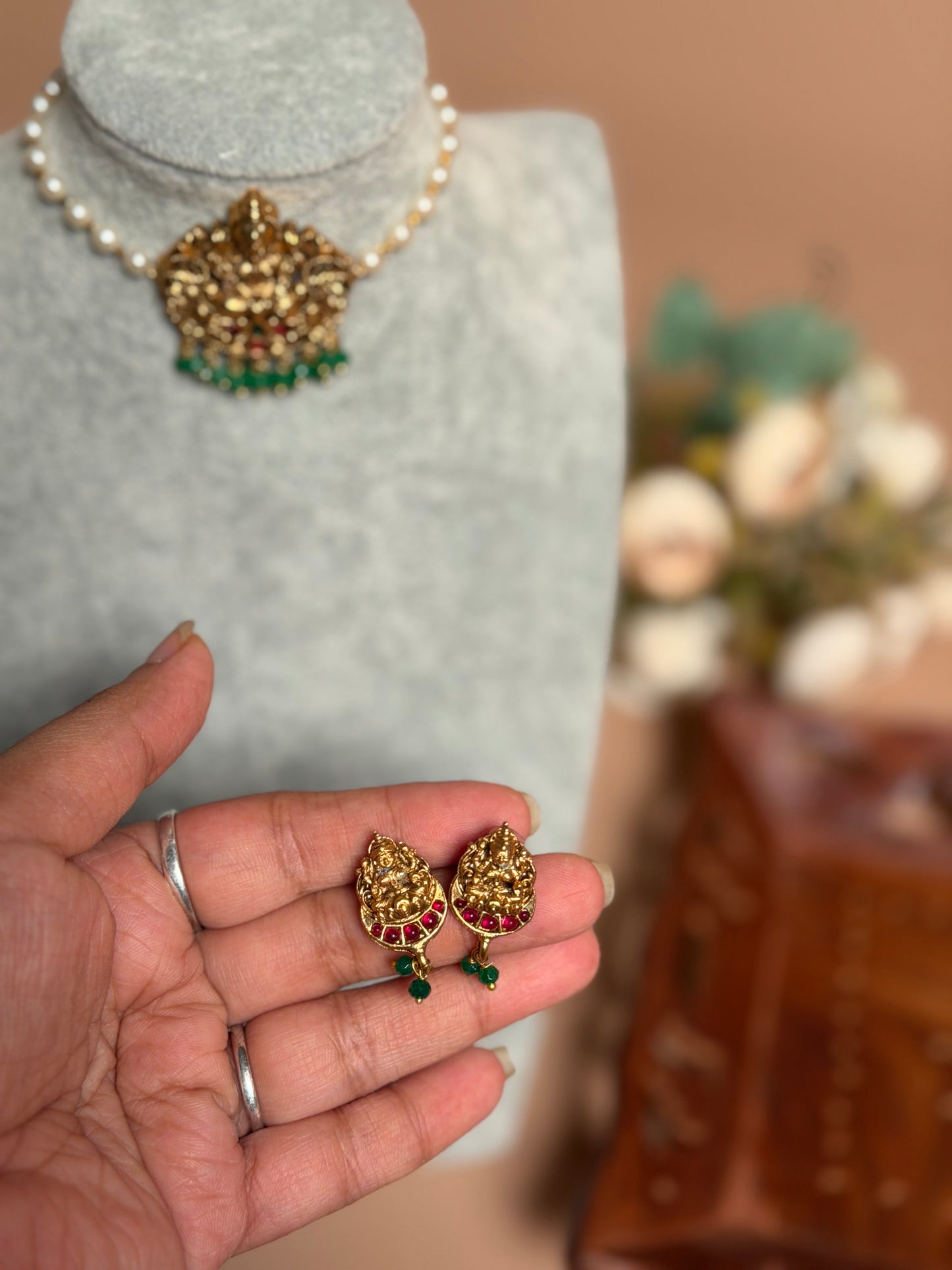 Single pearl chain with Lakshmi pendant KLJ07
