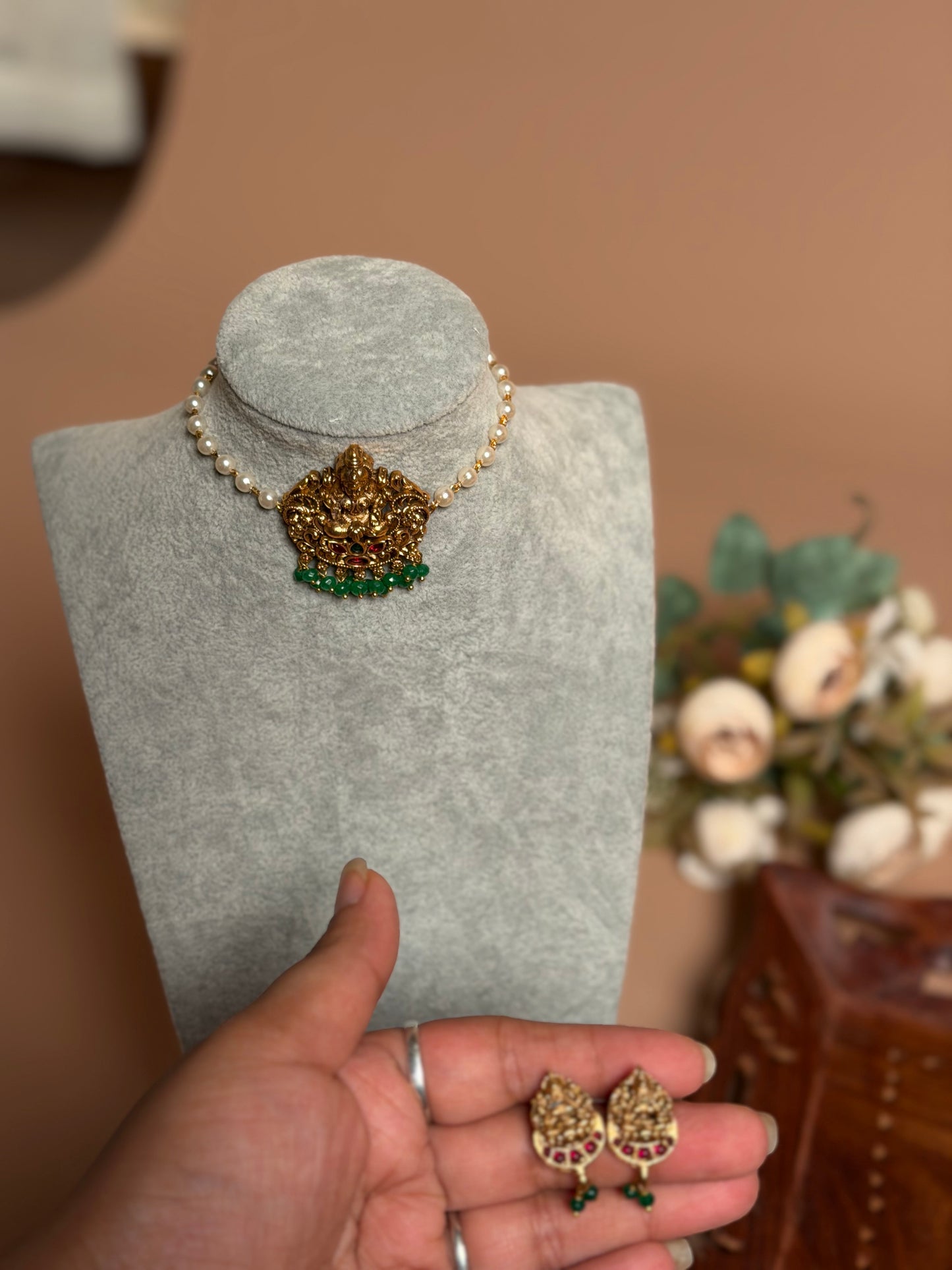 Single pearl chain with Lakshmi pendant KLJ07