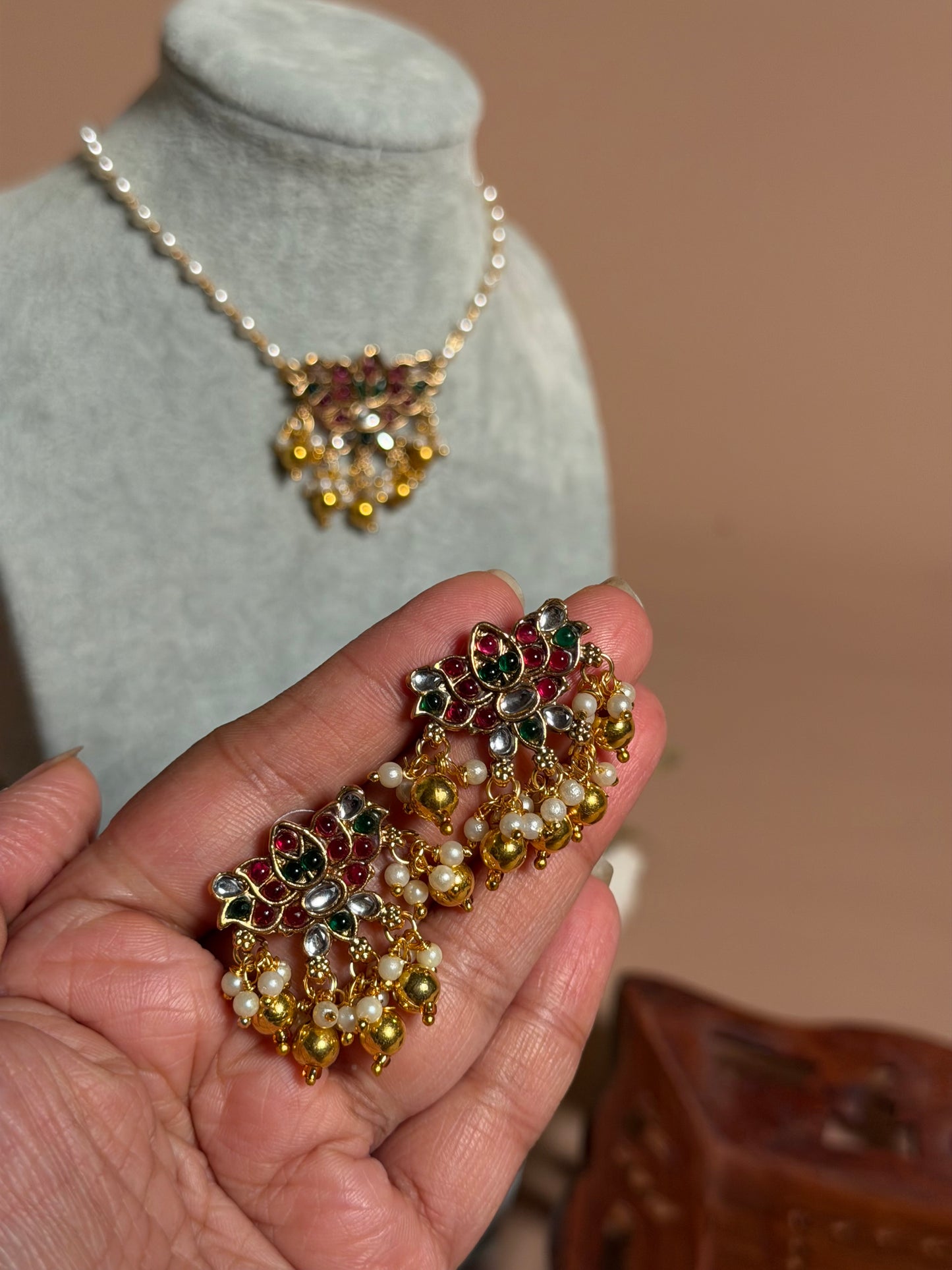 Pearl chain with lotus pendant KLJ 17