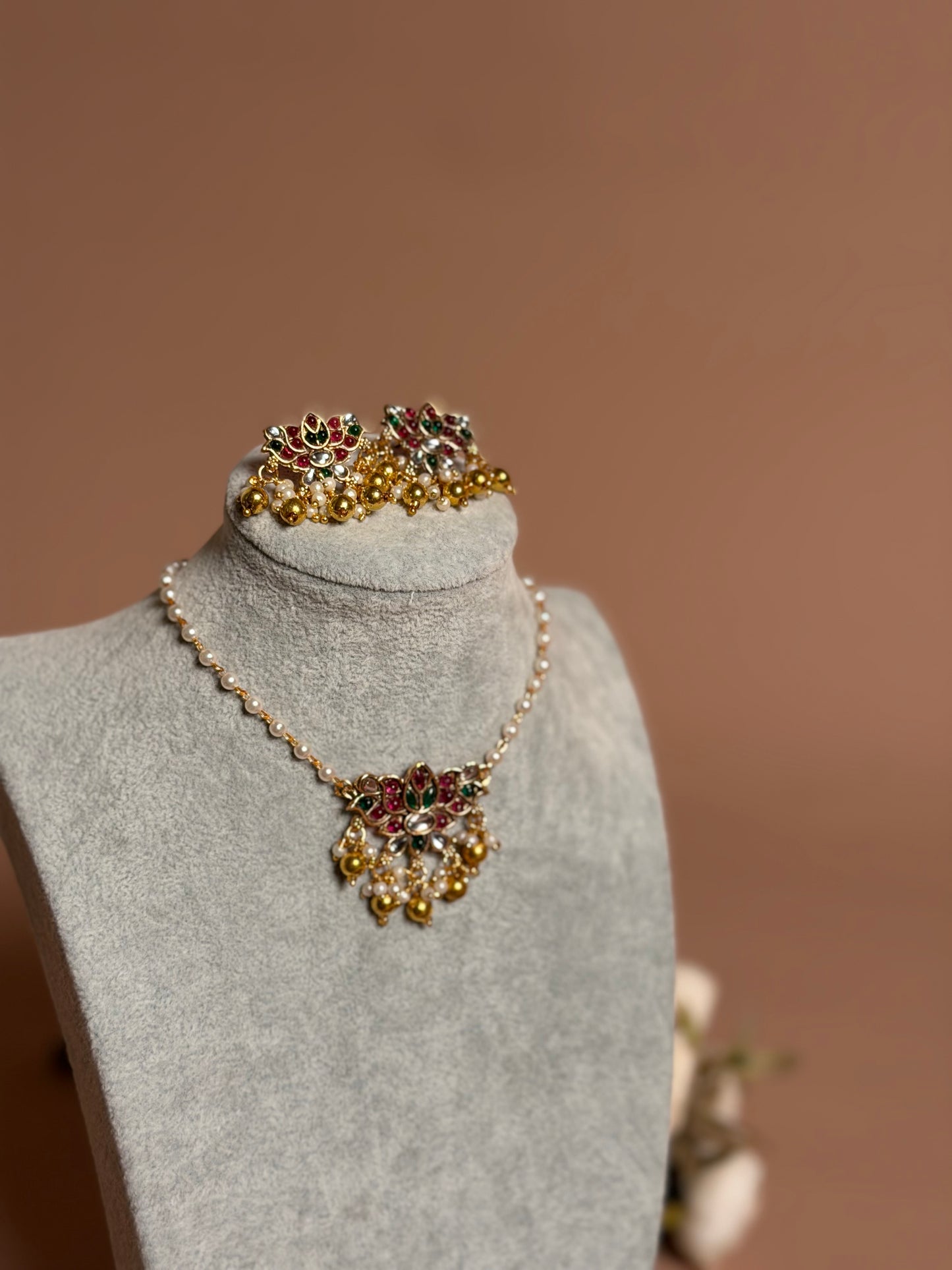 Pearl chain with lotus pendant KLJ 17